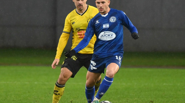 שחקן מכבי פתח תקוה, רוי קורין, מול שחקן מכבי נתניה מקסים פלקושצ'נקו (צילום: ברני ארדוב)