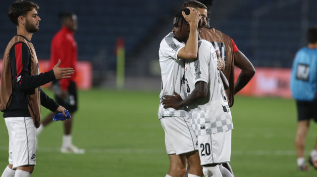 שחקני הפועל חדרה מנחמים את גודסוויי דוניו (צילום: שלומי גבאי)