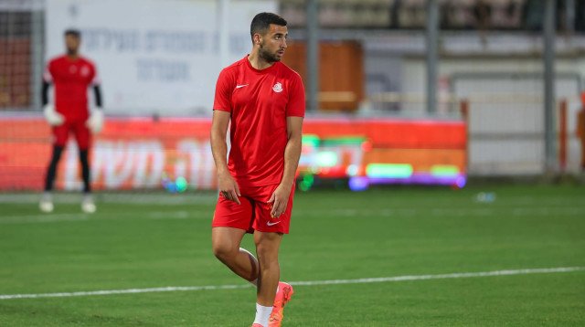 גיל כהן שחקן מ.ס. אשדוד בחימום (צילום: לירון מולדובן)