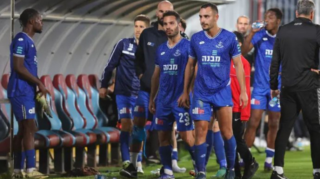 סוף הסיפור מבחינת הפועל פתח תקוה. מתן גושה עם דרור ניר בסיום (צילום: לירון מולדובן)