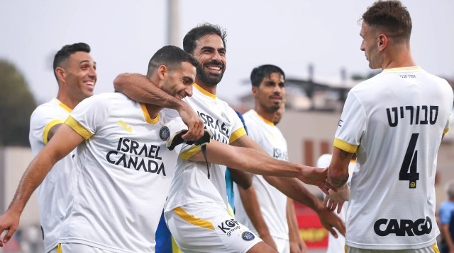 אופיר דוידזאדה, אבישי כהן, שחקני מכבי תל אביב (צילום: מאור אלקסלסי)