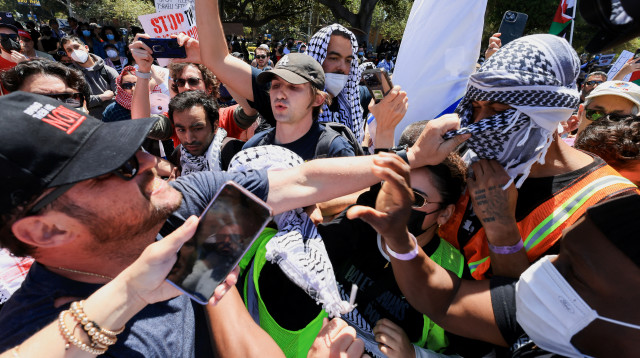עימותים אלימים בין מפגינים פרו-פלסטינים לפרו-ישראלים ב-UCLA (צילום: REUTERS/David Swanson)