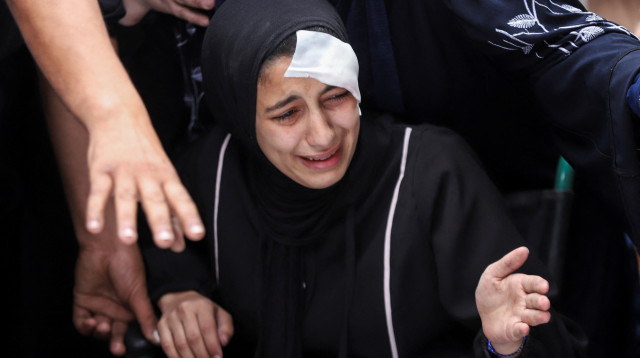 אישה פלסטינית בהלוויה בעזה (צילום: REUTERS/Hatem Khaled)