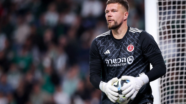 אמיליוס זובאס שוער הפועל תל אביב (צילום: מאור אלקסלסי)