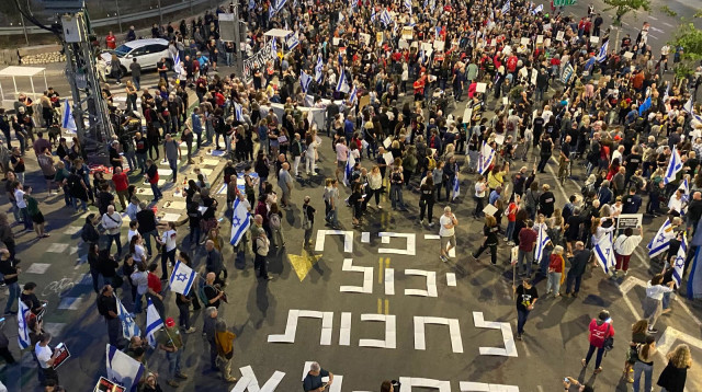 הפגנה לשחרור החטופים בשער הקריה (צילום: אבשלום ששוני)