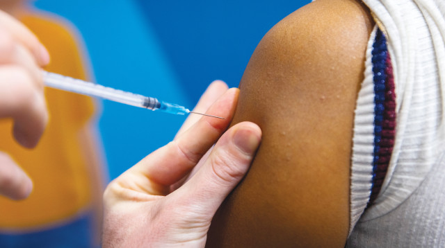 קבלת חיסון (צילום: אוליבייה פיטוסי פלאש 90 )