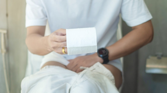 אדם בשירותים (צילום: אינג אימג')