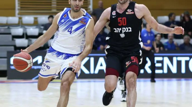 זוסמן לא מצליח לעצור את משעור (צילום: דני מרון)