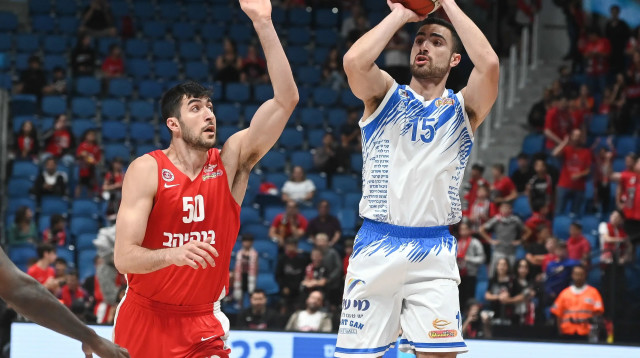 יובל זוסמן הפועל ירושלים לצד ג'ורדן כהן מכבי רמת גן (צילום: ברני ארדוב)