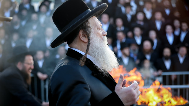 הרב רבי שאול טאוב מדליק מדורה במהלך ל"ג בעומר במירון (צילום: דוד כהן, פלאש 90)