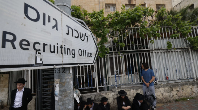 מחאת חרדים בלשכת הגיוס בירושלים (צילום: מרק ישראל סלם)