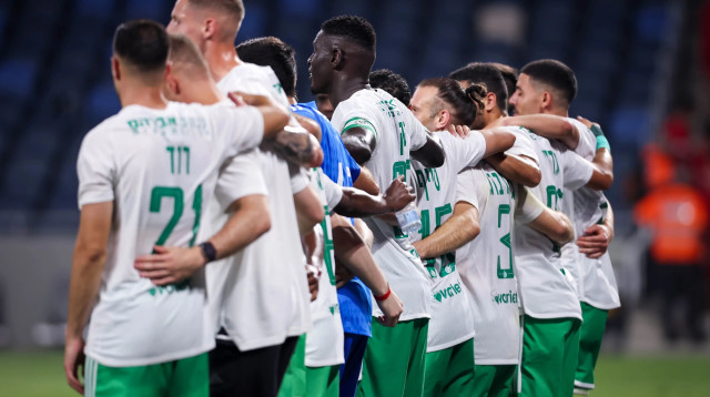 שחקני מכבי חיפה חוגגים (צילום: מאור אלקסלסי)