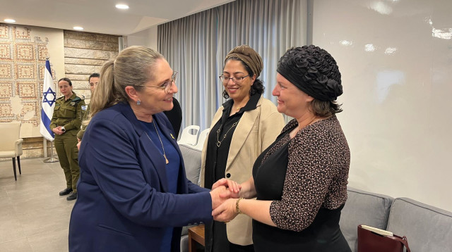 מיכל הרצוג ונשות הפצועים (צילום: דוברות בית הנשיא)