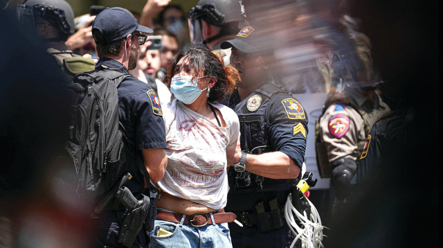 עימותים אלימים בין סטודנטים אמריקאים תומכי פלסטין לבין המשטרה, באוניברסיטת טקסס (צילום: רויטרס)