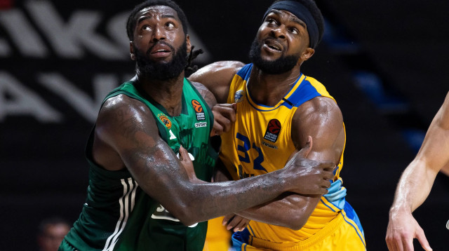 ג'וש ניבו שחקן מכבי תל אביב מול מתיאס לסור שחקן פנאתינייקוס (צילום: GettyImages)