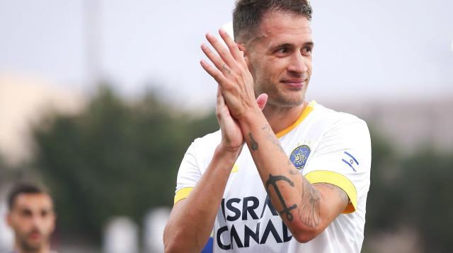 שחקן מכבי תל אביב אנריק סבוריט (צילום: מאור אלקסלסי)