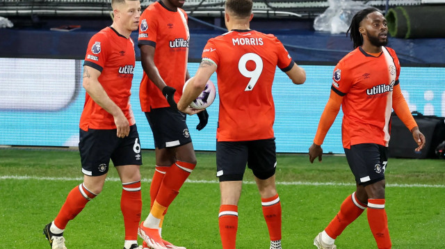 שחקני לוטון חוגגים עם אלייז'ה אדבאיו (צילום: רויטרס)