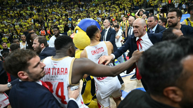 מהומה בין שחקני מונאקו לאוהדי פנרבחצ'ה (צילום: GettyImages, OZAN KOSE/AFP)