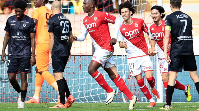 ברל אמבולו שחקן מונאקו חוגג שער (צילום: GettyImages, VALERY HACHE/AFP)