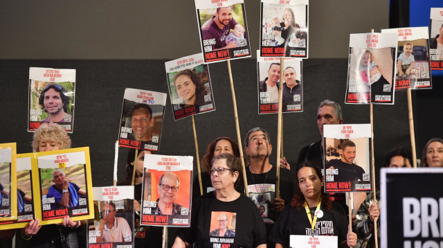 משפחות החטופים בהפגנה בתל אביב (צילום: אבשלום ששוני)