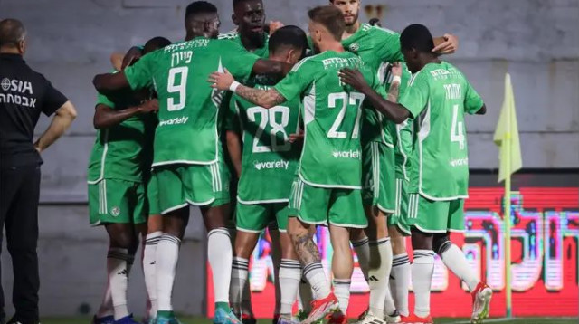 הפנים למשחק העונה. שחקני מכבי חיפה חוגגים (צילום: מאור אלקסלסי)