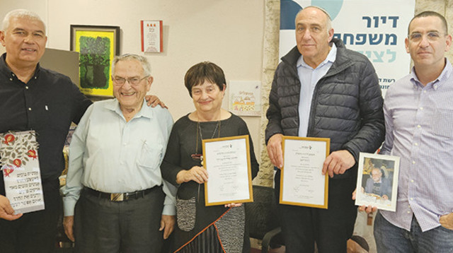 מנהלי עזבונו מקבלים הוקרה מראשי עמותת רעות (צילום: באדיבות עמותת רעות)