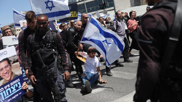 הפגנה לפני ישיבת הממשלה (צילום: יונתן זינדל, פלאש 90)