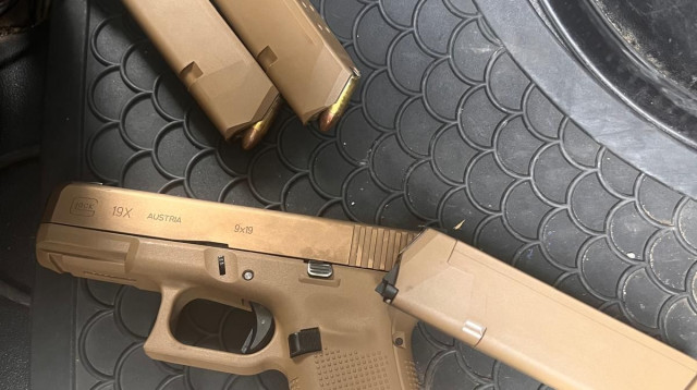 האקדח שאותר בסריקות (צילום: דוברות המשטרה)