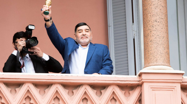 דייגו מראדונה מאמן חימנסיה לה פלאטה לאחר ביקור אצל נשיא ארגנטינה (צילום: רויטרס)