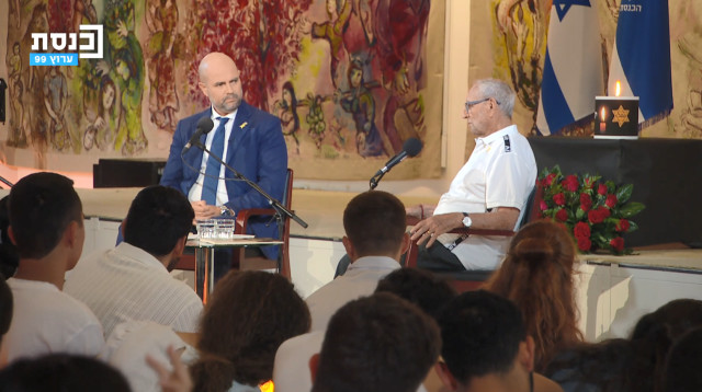 זיכרון בסלון (צילום: צילום מסך מתוך ערוץ הכנסת)