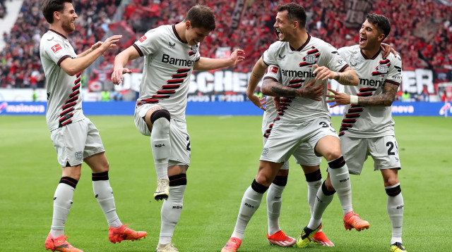 שחקני באייר לברקוזן חוגגים עם גרניט ג'אקה (צילום: GettyImages, Alex Grimm)