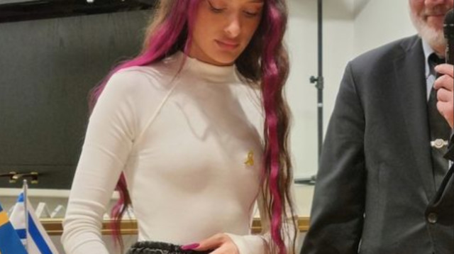 עדן גולן מדליקה נרות במאלמו שבשוודיה (צילום: צילום מסך אינסטגרם)