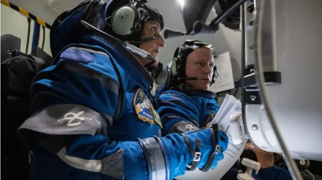 האסטרונאוטים ויליאמס ווילמור. חליפת חלל קלה (צילום: נאס"א)