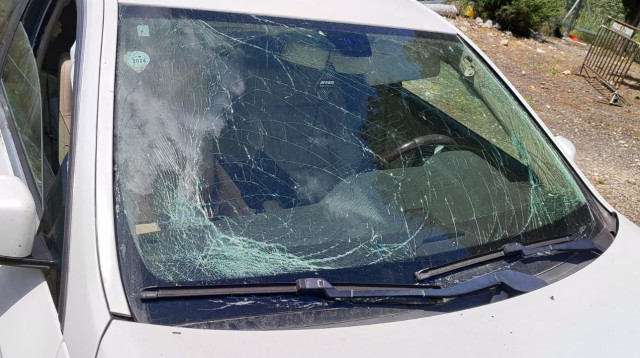 שמשה מנופצת (צילום: דוברות המשטרה)