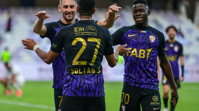 עומר אצילי שחקן אל עין חוגג עם חבריו (צילום: אתר רשמי, אל עין)