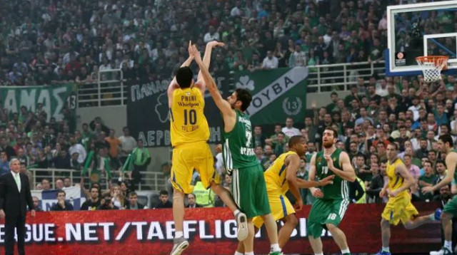 "25 אלף איש על הראש שלך, יש לך ביצים לקלוע". פניני סוחט את העבירה בשלשה מפרפרוגלו (צילום: אתר רשמי, Action Images)