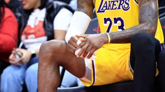 הלייקרס לא מצליחים לייצר רצף ראוי. לברון (צילום: GettyImages, Carmen Mandato)