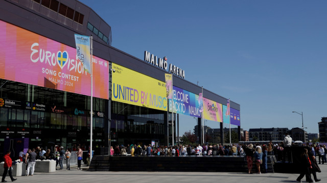 מעריצים עומדים בתור לחזרה לאירוויזיון מחוץ לאולם במאלמו (צילום: רויטרס)