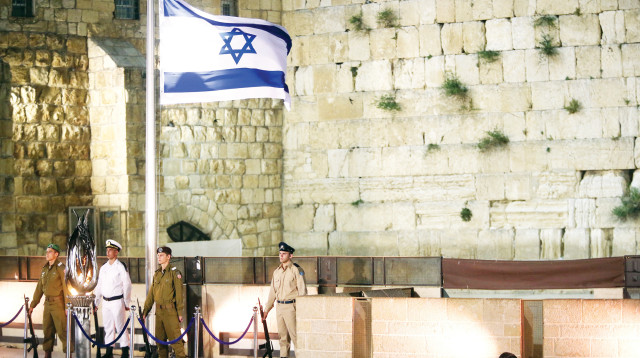 דגל חצי התורן (צילום: מרק ישראל סלם)