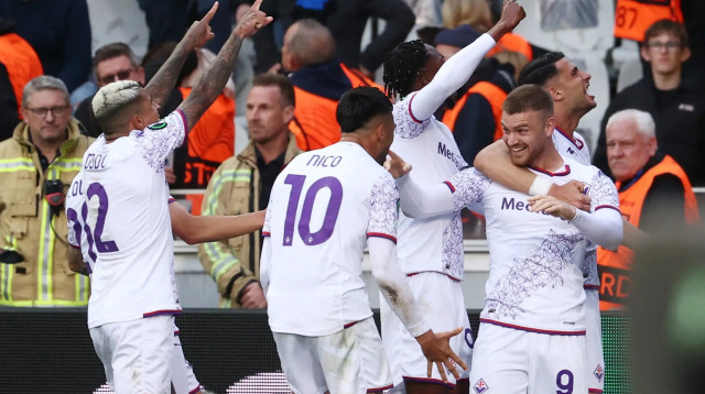 שחקני פיורנטינה חוגגים עם לוקאס בלטראן (מימין) (צילום: רויטרס)