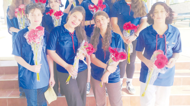 פרחים של תקווה זר לנופל (צילום: הנוער העובד והלומד)