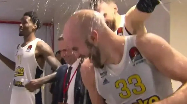 ניק קלאתיס חוגג את ההעפלה של פנרבחצ'ה לפיינל פור (צילום: צילום מסך, פנרבחצ'ה)