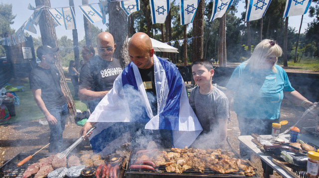 ישראלים עושים "על האש" ביום העצמאות (צילום: איל מרגולין, פלאש 90)