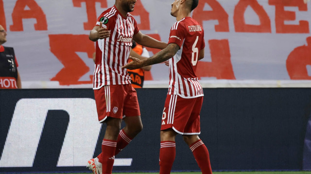 איוב אל קעבי שחקן אולימפיאקוס (משמאל) חוגג שער עם צ'יקיניו (צילום: רויטרס)