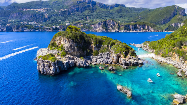 חופי הכפר Paleokastritsa, קורפו, יוון (צילום: אינגאימג')