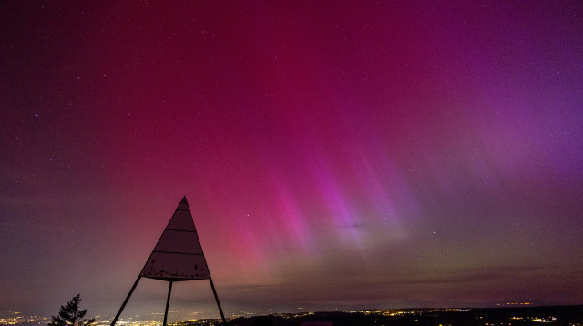 האורות הצפוניים בשמי שוויץ (צילום: רויטרס)