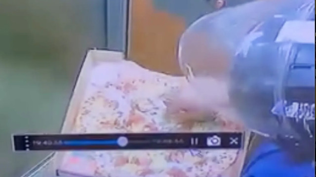 זה מה שהשליח נתפס עושה לפיצה בדרך ללקוח (צילום: מצלמות אבטחה, שימוש לפי סעיף 27א')