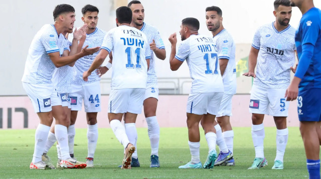 שחקני הפועל פתח תקוה (צילום: לילך וייס רוזנברג)