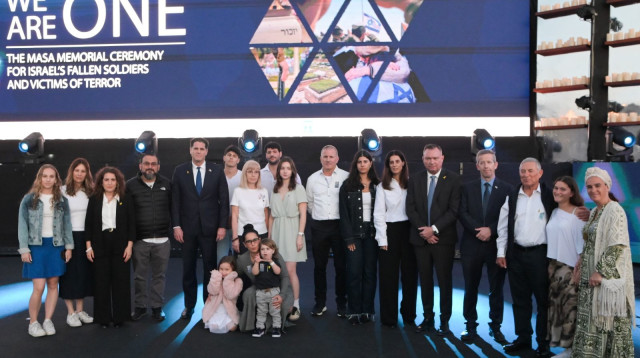 משתתפי טקס יום הזיכרון הבינלאומי באתר יד לשריון בלטרון (צילום: ארגון מסע)