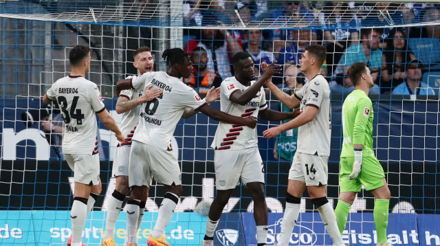 שחקני באייר לברקוזן חוגגים עם ויקטור בוניפייס (צילום: רויטרס)